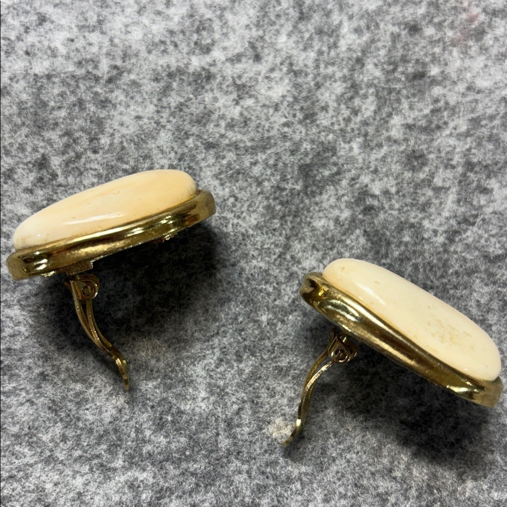 Large Vintage GIVENCHY Cream Simulated Stone (Resin) Clip Earrings - Picture 9 of 9